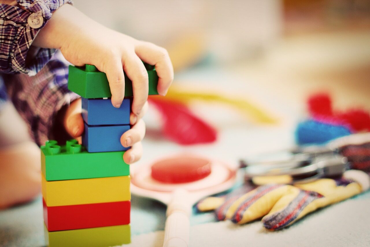 barn leger med lego dublo
